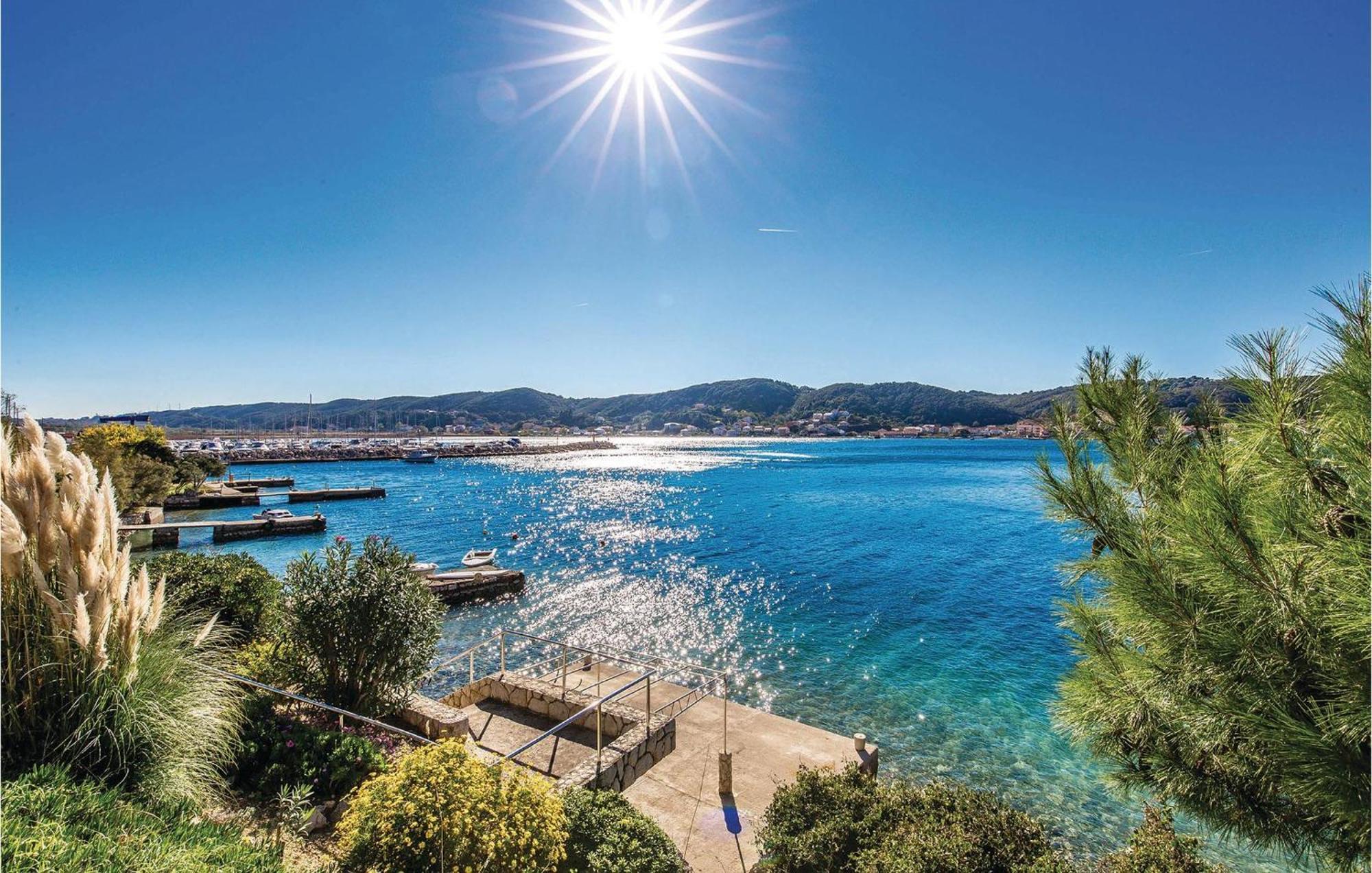 Awesome apartment in Supetarska Draga with 1 Bedrooms&WiFi Exteriör bild